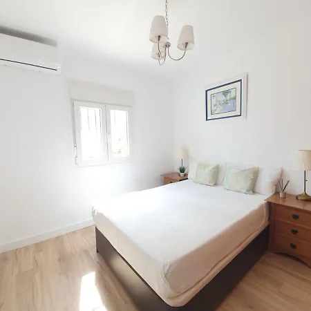 Stunning 5 Bedroom Villa, Sea Views, Private Pool, Estepona, Sleeps Up To 12 *